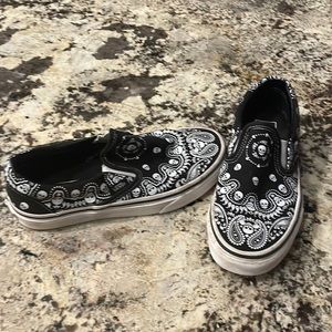 Vans bandana sneakers size 5.5 women’s 4 men’s. Skulls black white slip-ons